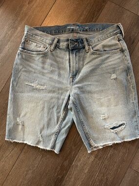 Old Navy Men's Light Wash Distressed Jean Shorts. Tag fell off /never worn.